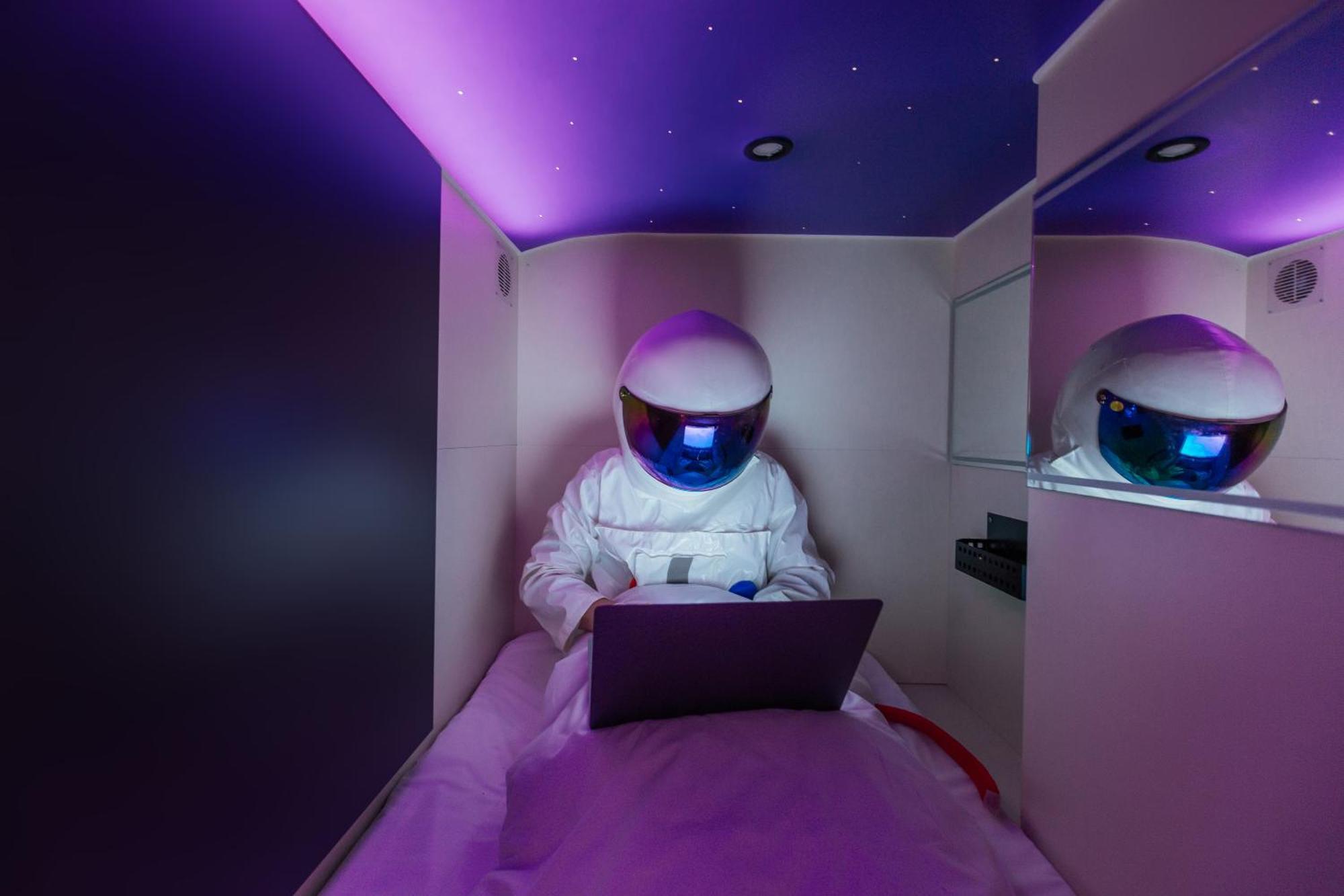 Capsule Hotel Constellation 91 Lviv Exterior foto